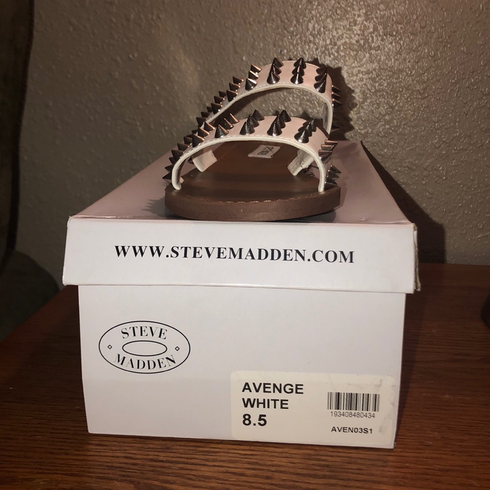 Firm Price.Studded white flats Steve Madden Slides